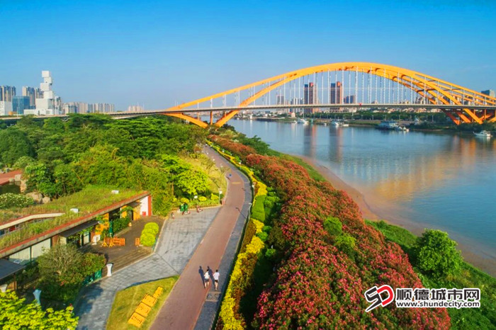 佛山新城滨河公园滨河景观带生态栈道。.jpg