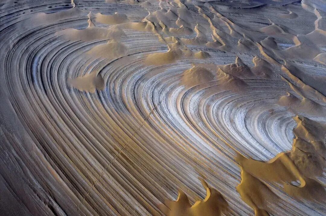 《洪荒大漠》 &nbsp;摄影：钱江.jpg