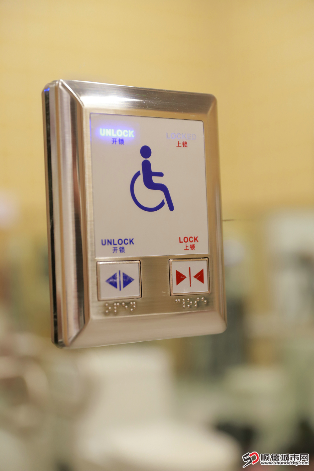 无障碍卫生间电动门按钮.jpg