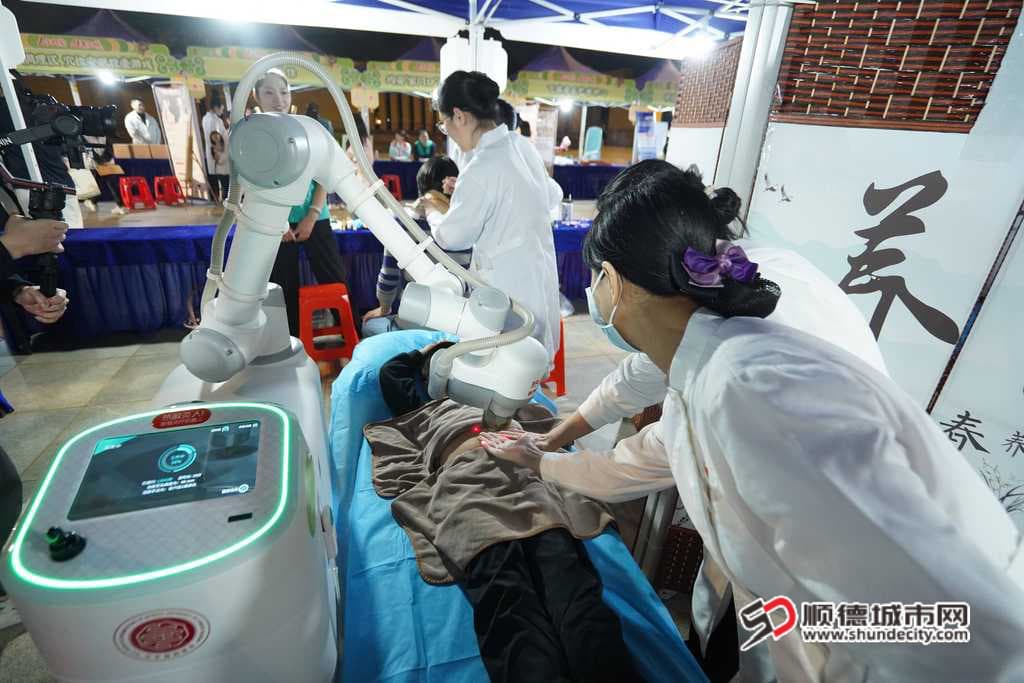 市民沉浸式体验“高科技”中医(主办方供图) (2).jpg