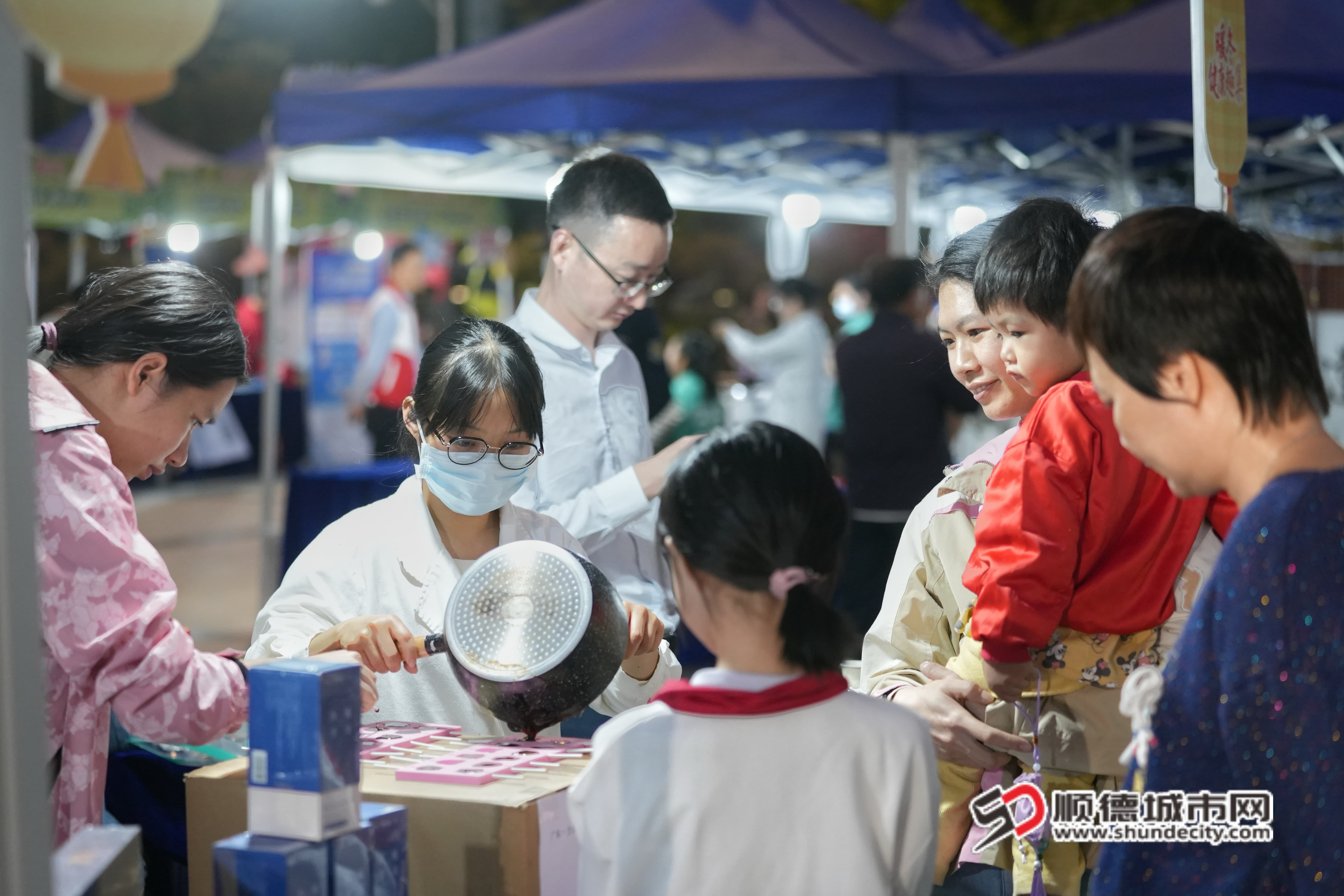 现场熬制养生棒棒糖”膏方“(主办方供图) (1).jpg