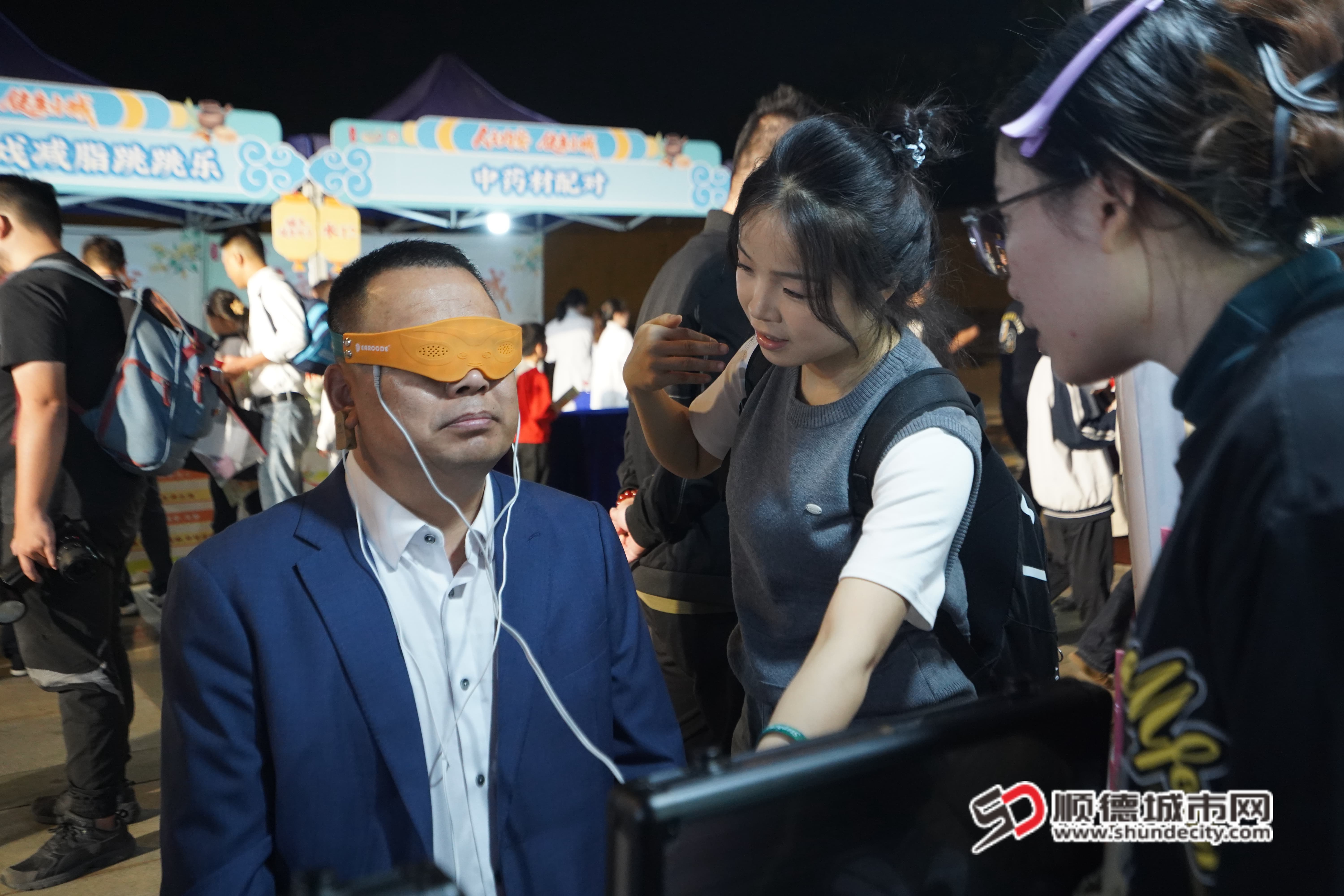 市民沉浸式体验“高科技”中医(主办方供图) (1).jpg