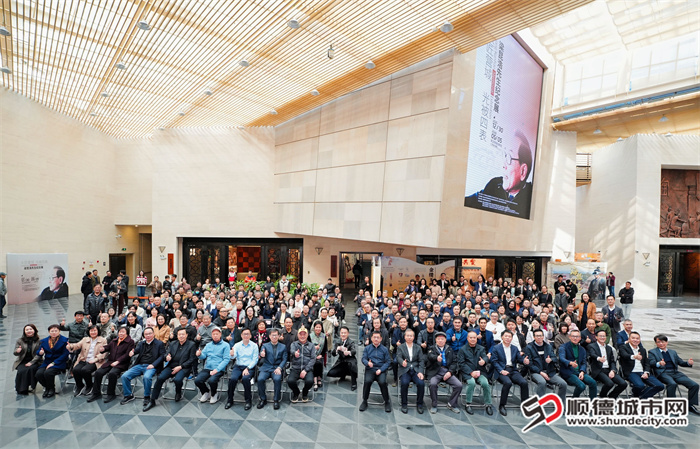 “大匠营城 光被四表——梁昆浩先生纪念展”嘉宾合影留念.jpg