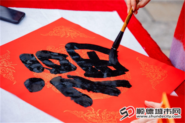 “翰墨迎春·马载万福”即席挥毫活动.png