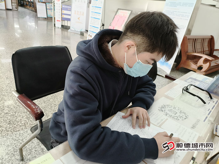市民李先生现场签署承诺书.jpg