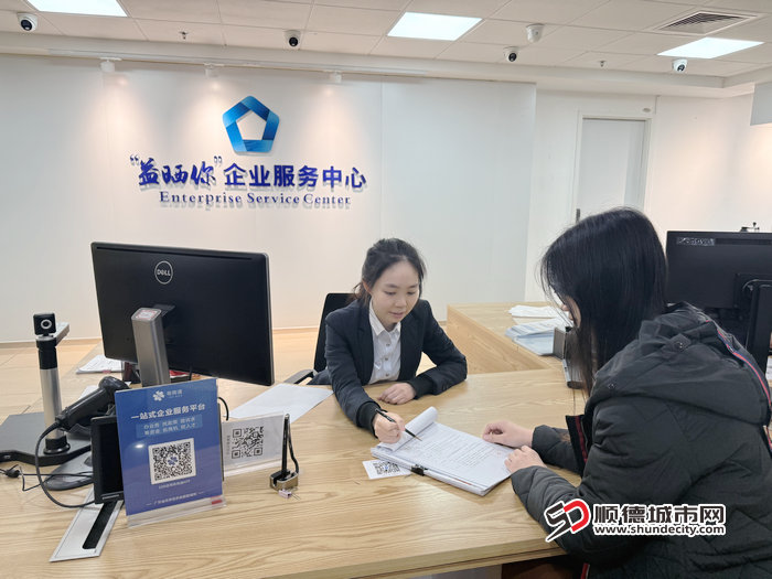 窗口工作人员指导申请人填写容错承诺书.jpg