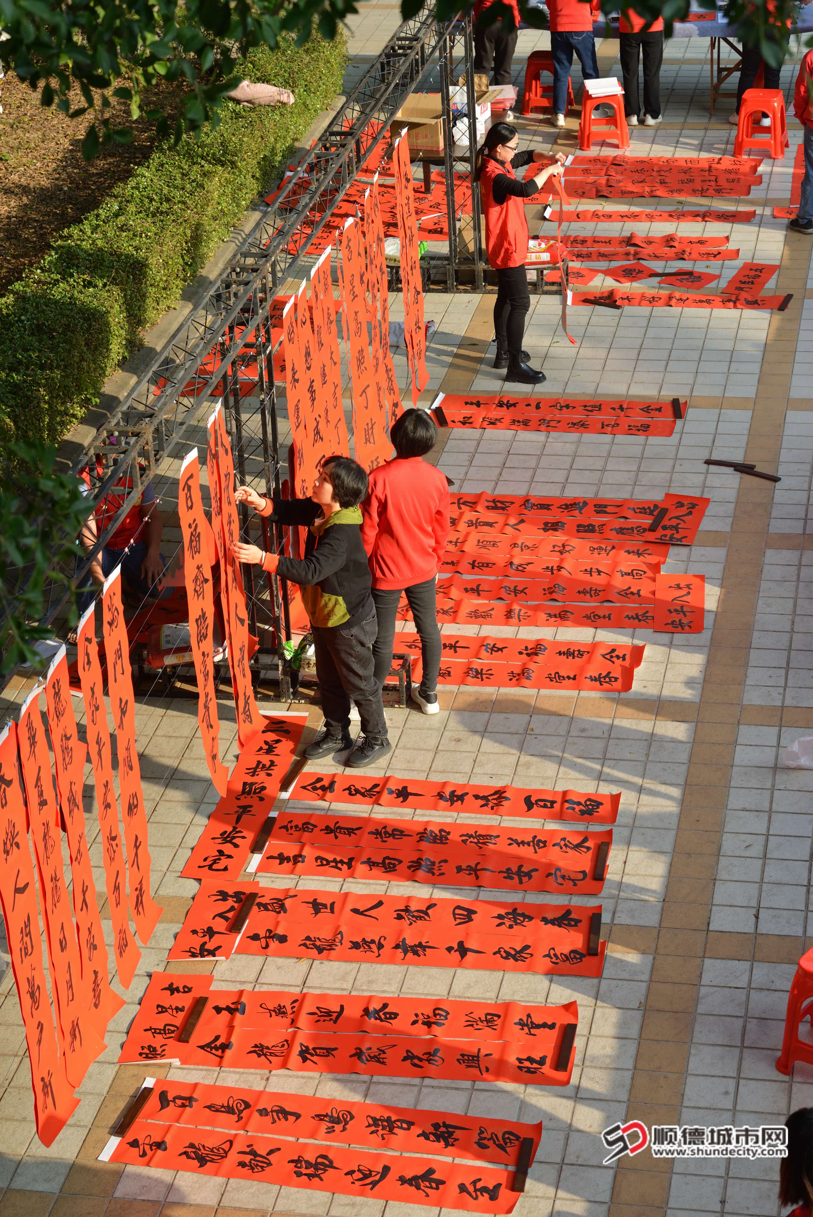 2024年“党建惠民·翰墨增辉”村（社区）送春联活动（摄影：甘培田） (2).JPG