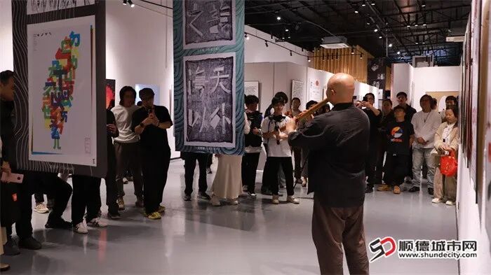 “气韵中国”海报设计展走进胡宝星职校,尺八非遗传承人易佳林在现场即兴演奏。3.jpg