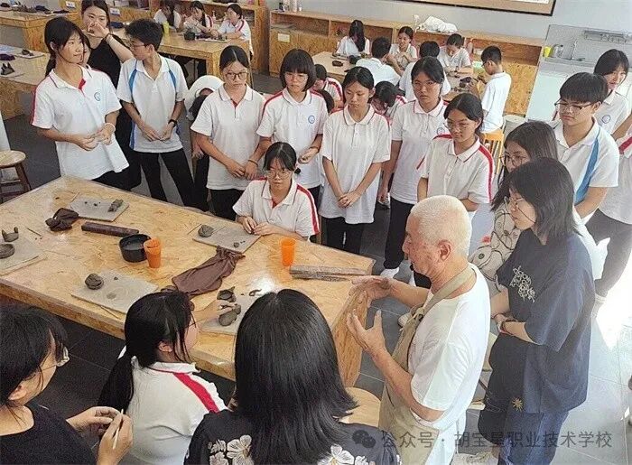 广东省陶瓷艺术大师曾鹏在胡宝星职校跟同学们说,“做陶艺游戏,要好玩,不必沉重。”2.jpg