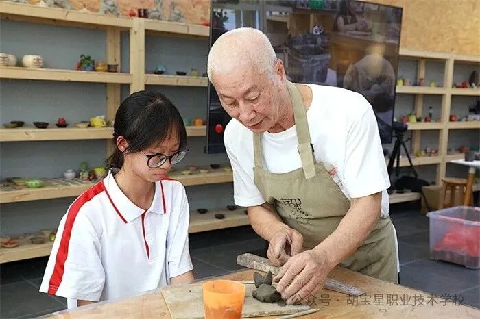 广东省陶瓷艺术大师曾鹏在胡宝星职校跟同学们说,“做陶艺游戏,要好玩,不必沉重。”.jpg