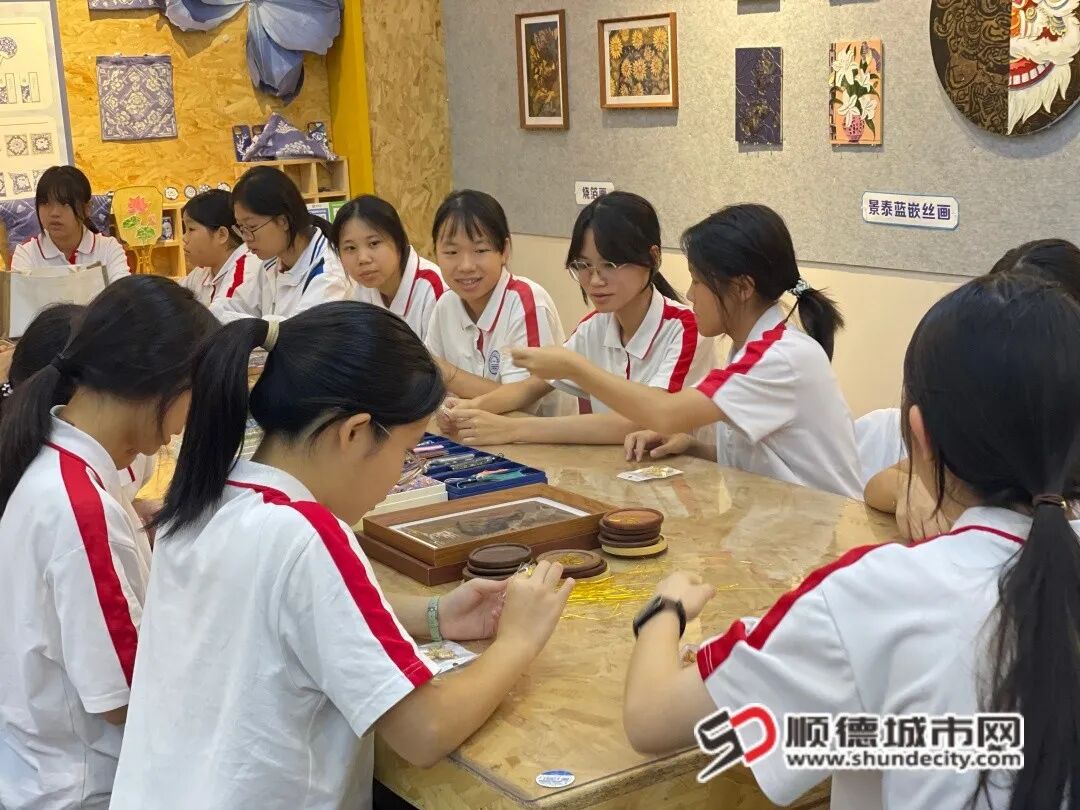 学生们以指尖为媒介,沉浸式体验非遗螺钿工艺1.jpg