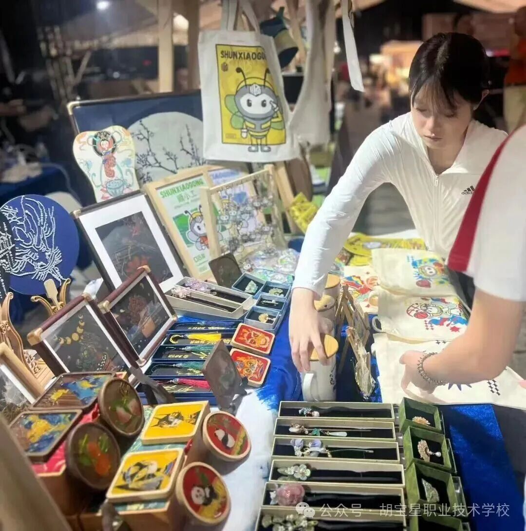 胡宝星职校学生制作的螺钿胸针、烧箔画、景泰蓝杯垫、蜡染工艺品等文创产品.jpg