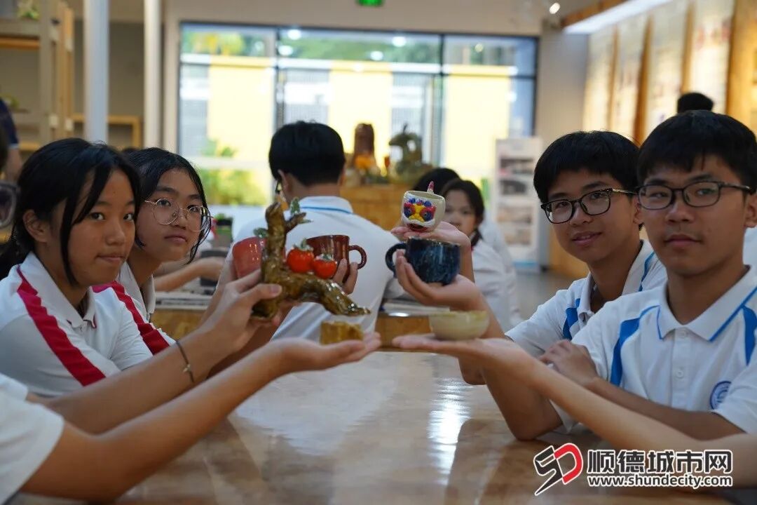 学生们展示自己的陶艺作品。.jpg