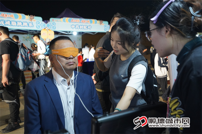 “中医文化夜市”让市民沉浸式体验“高科技”中医。 (1).jpg