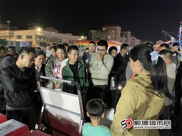 均安镇创新打造“人才夜市+直播带岗”，点亮基层就业“暖心灯”。 (2).jpg