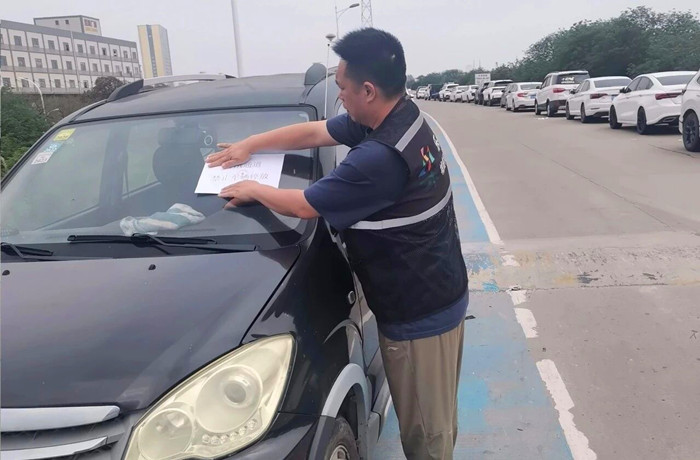 对堤上违停车辆张贴告示。.jpg