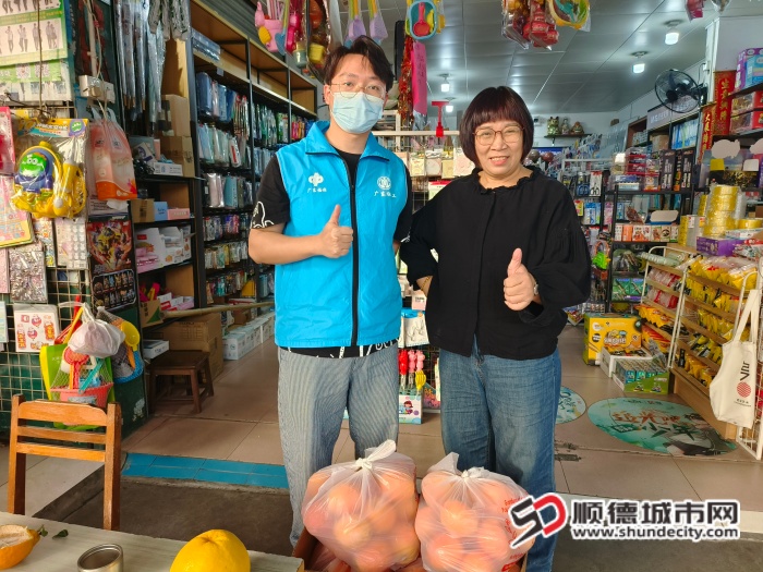 社工与爱心商家合影 (1).jpg