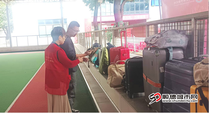 老干部“红耆”志愿者协助游客寄存行李.jpg