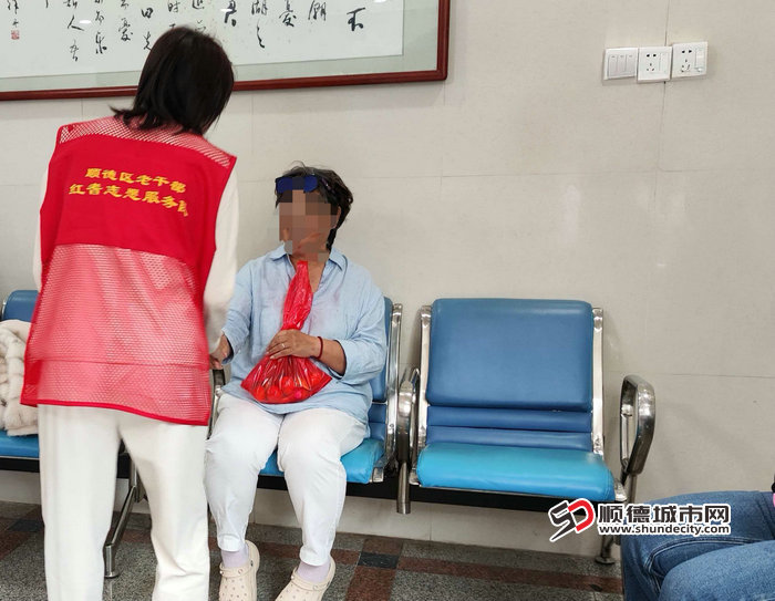 老干部“红耆”志愿者悉心照顾身体不适游客.jpg