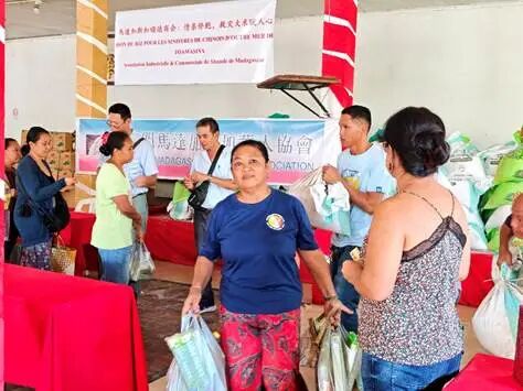 一群人站在人的照片上写着字

AI 生成的内容可能不正确。