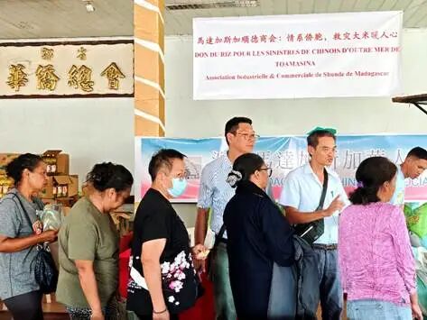 一群人站在台上演讲

AI 生成的内容可能不正确。