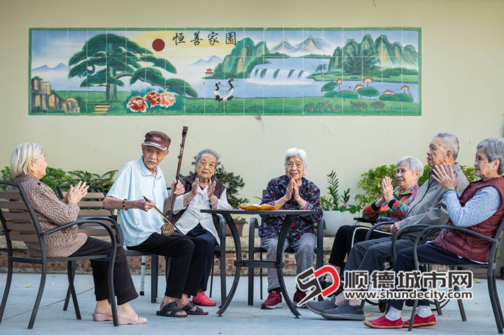 16、容桂四基恒善养老院午后休闲时光， 当琴弦遇见旧日歌谣，围坐成欢乐的合唱_副本.jpg