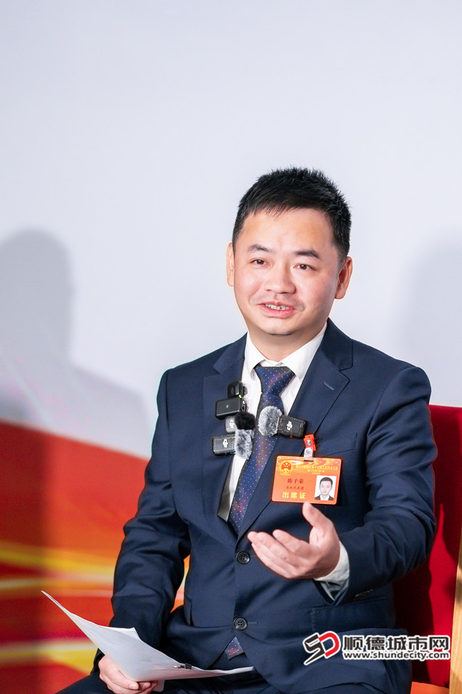 顺德区人大代表，乐从镇党委副书记、镇长陈子荣接受采访。 (2).jpg