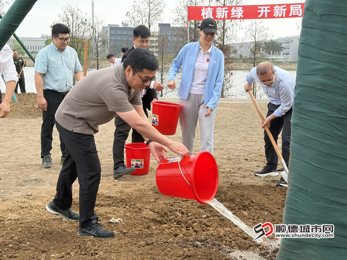 提水浇灌,助力树苗焕发绿色希望。.jpg