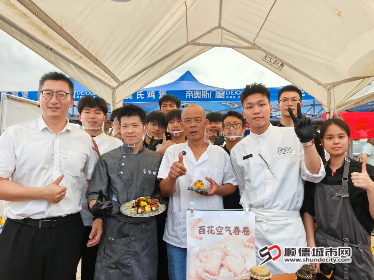 莫叔为“顺德大厨炫技亭”进驻单位顺德区技工学校菜品点赞_副本.jpg
