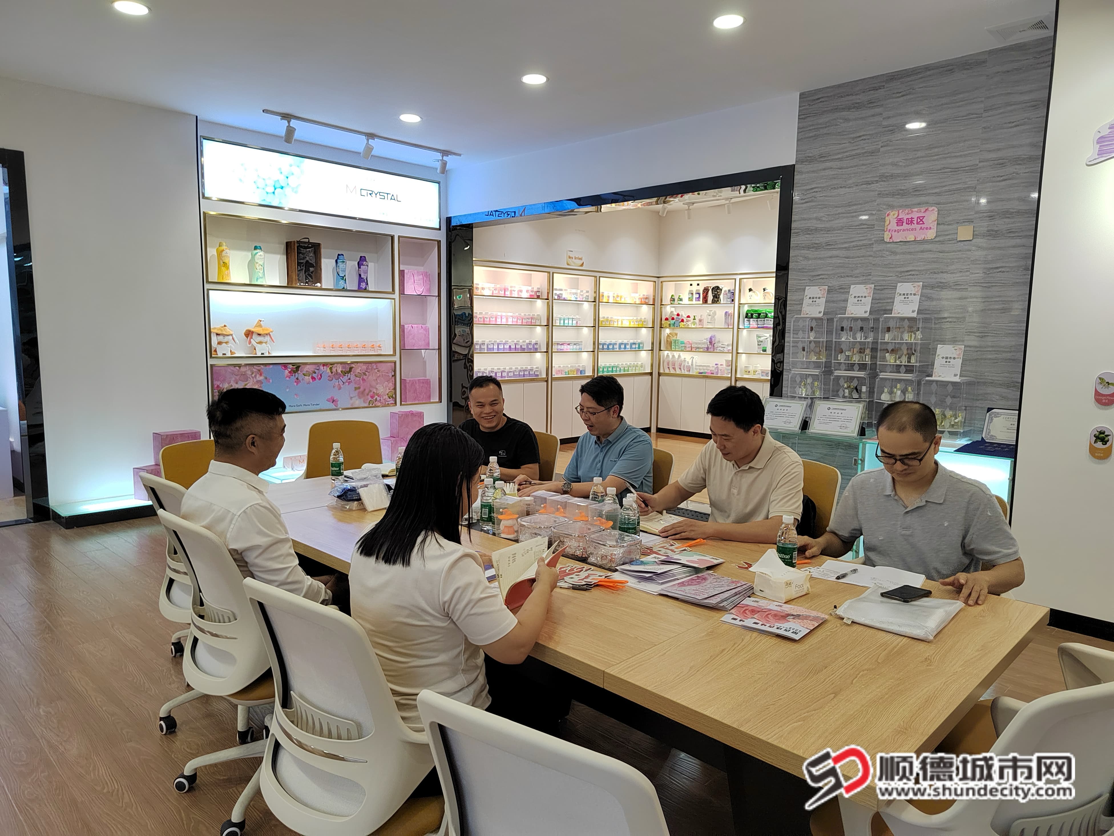 均安市场监督管理所多次到魔晶科技开展数据知识产权政策宣贯与挖掘培育工作。.jpg