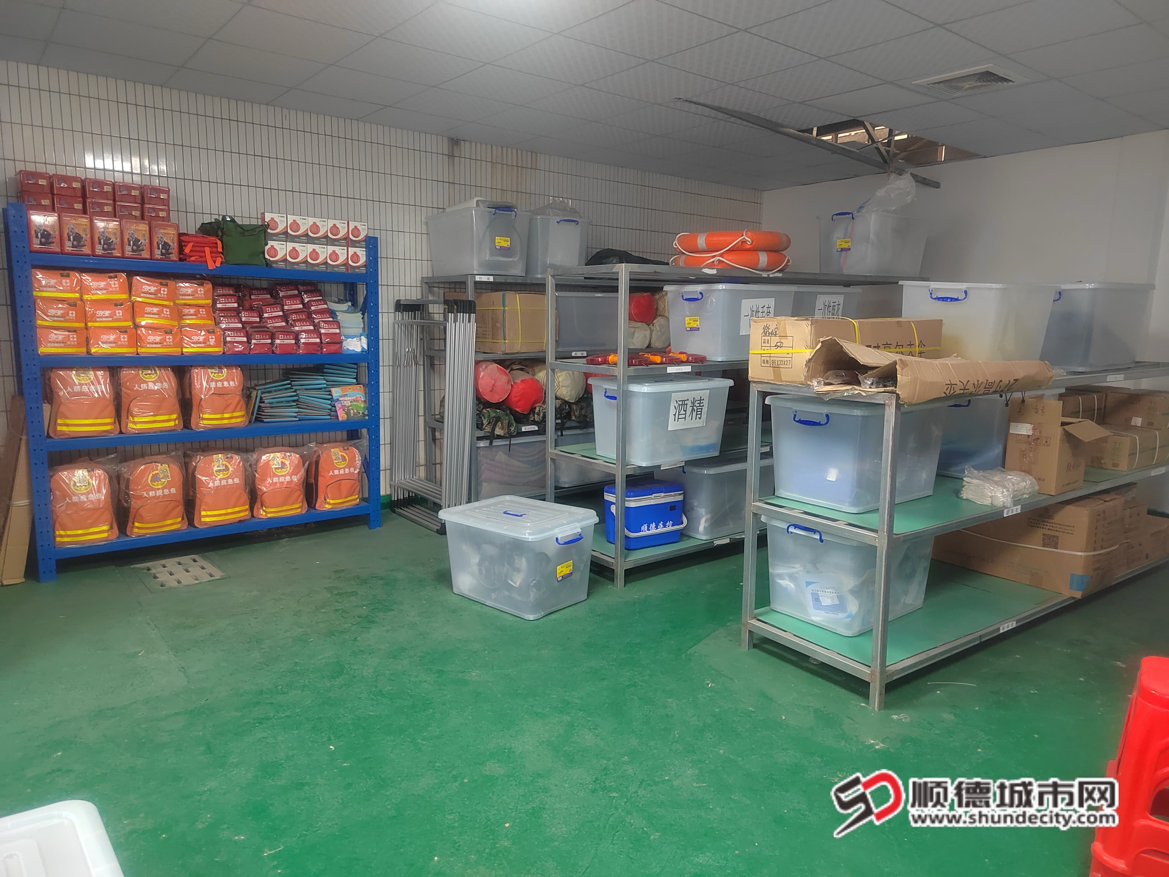 4、鹤峰社区装备库内部.jpg