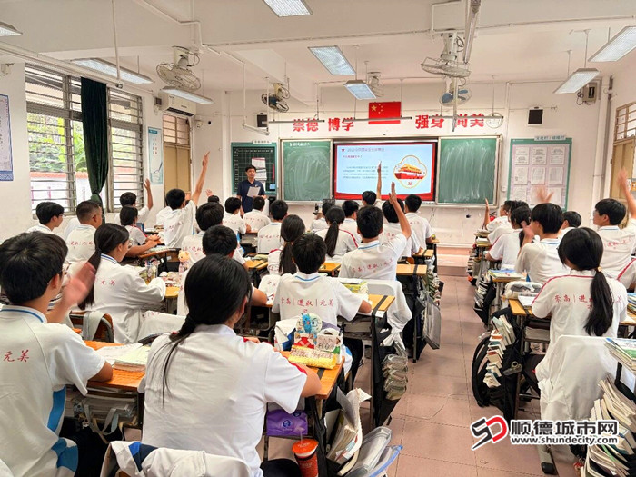 “普法讲师团”讲师在均安中学开展普法讲座。.jpg