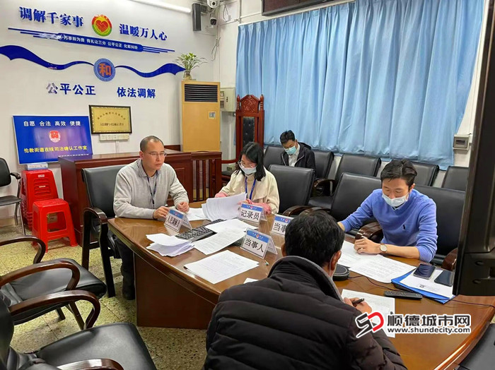 人民调解员在进行纠纷调解。.jpg