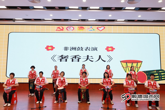 志愿者本色演绎非洲鼓《奢香夫人》。.JPG