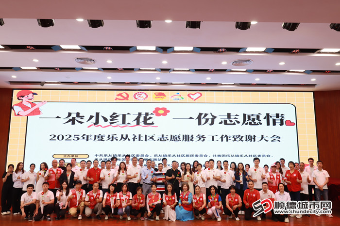 压轴大合唱《送你一朵小红花》将全场温情推向高潮。.JPG
