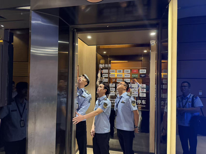 3检查酒店电梯_副本.jpg