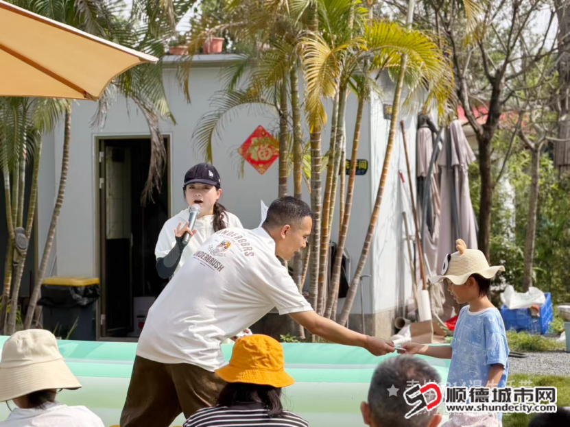 社区工作人员的送出礼品.png