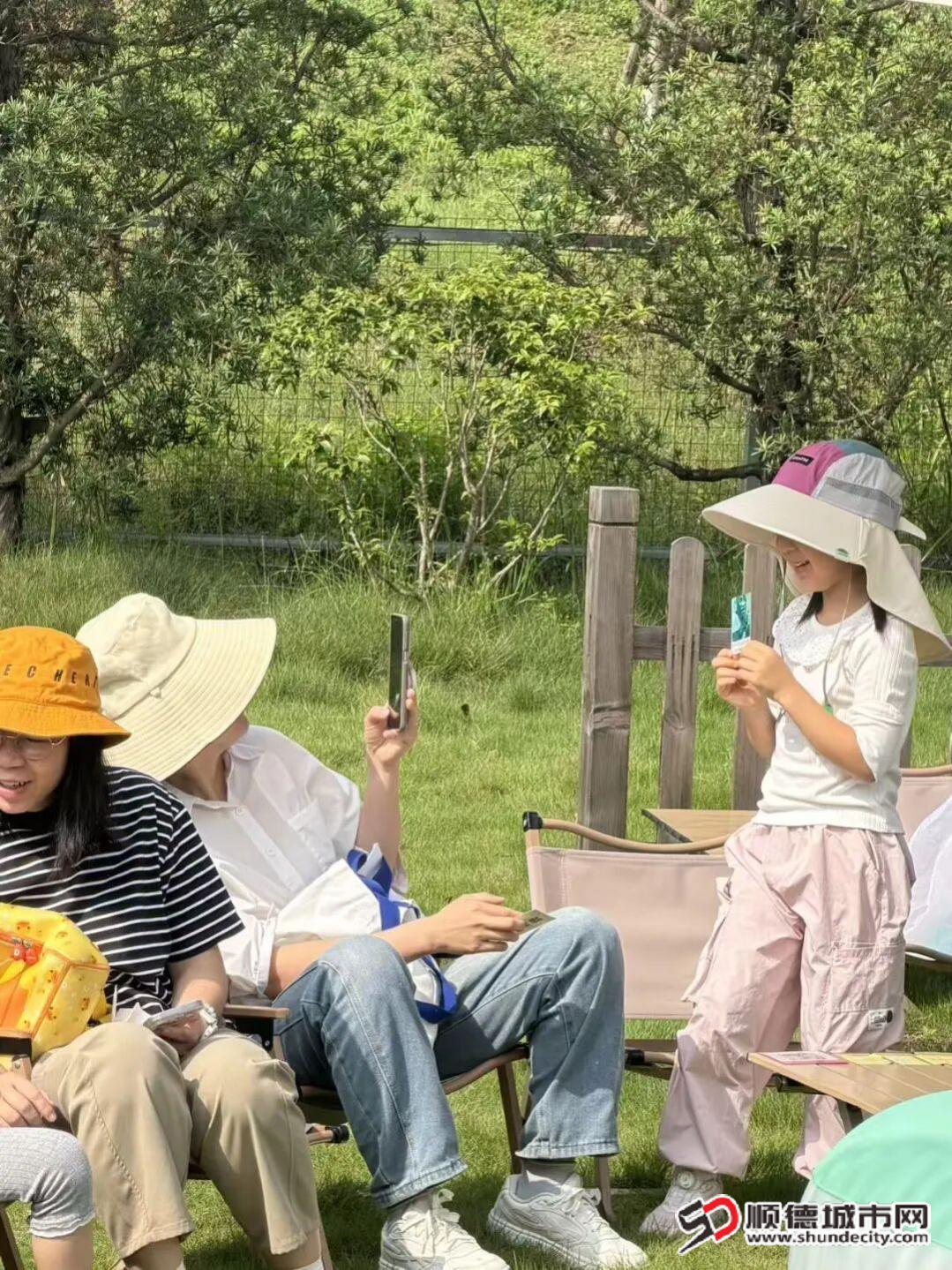 小朋友们展示收获.jpeg