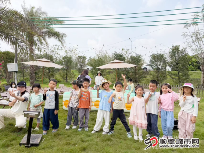 草坪上的社区公益课朋友仔的合影.png