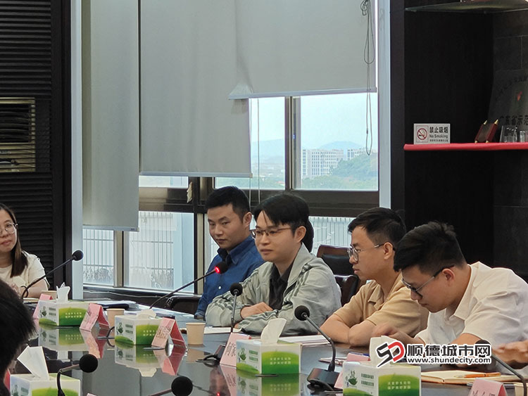 医院青年干部欧阳德宏结合岗位谈对政绩观的理解1.jpg