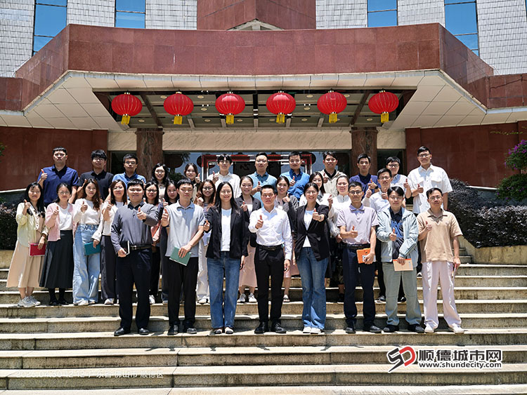 shundeplus/images/article/2026/05/04/c26ba20260504164552801674.jpg 吴永科、陈瑞萍、周婉施与青年干部合影留念1.jpg