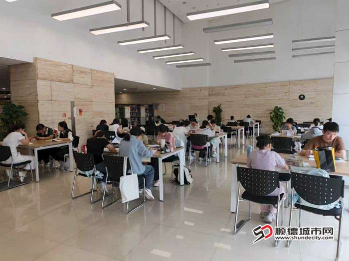 读者在图书馆内自习。.jpg