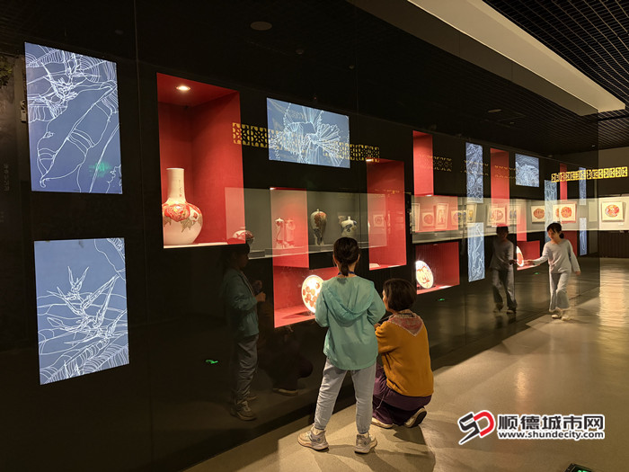 博物馆内看展。.jpg