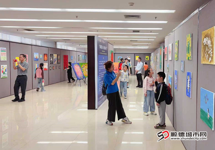 星闪粤湾·阅见星光”孤独症儿童艺术作品展现场。.jpg