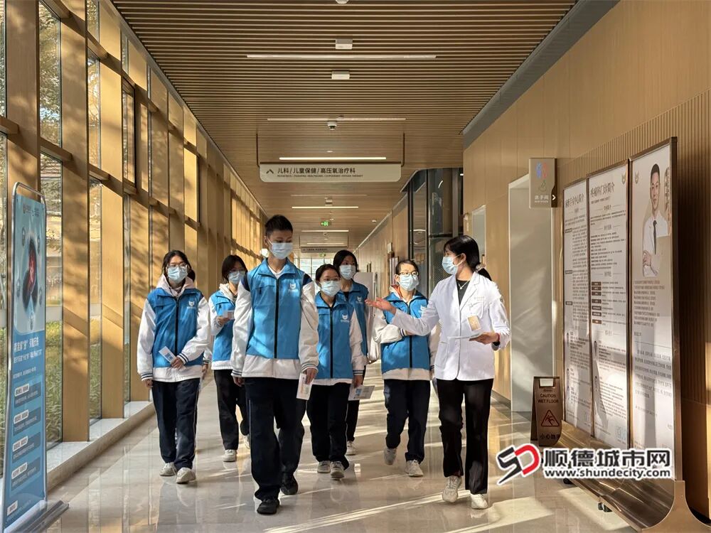 志愿服务力量在医院提供关爱支持.jpg