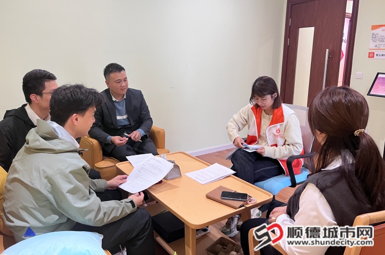 图5：社工师李凤玲（右二）组织开展“和乐邻里”品牌项目陪伴督导 (1).jpg